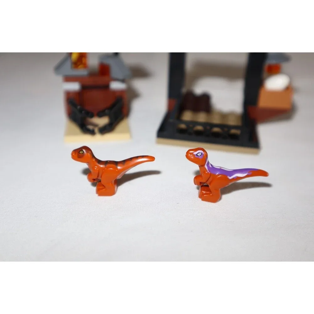 LEGO Baby Dinosaur Minifigure Jurassic World 76945 & 30390 with Stalls Enclosure - Picture 10 of 11